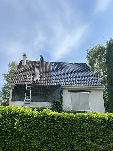 Travaux de rénovation de toiture par un artisan couvreur