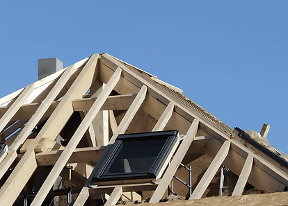 Charpente bois en rénovation avec pose de fenêtre de toit à Le Mans