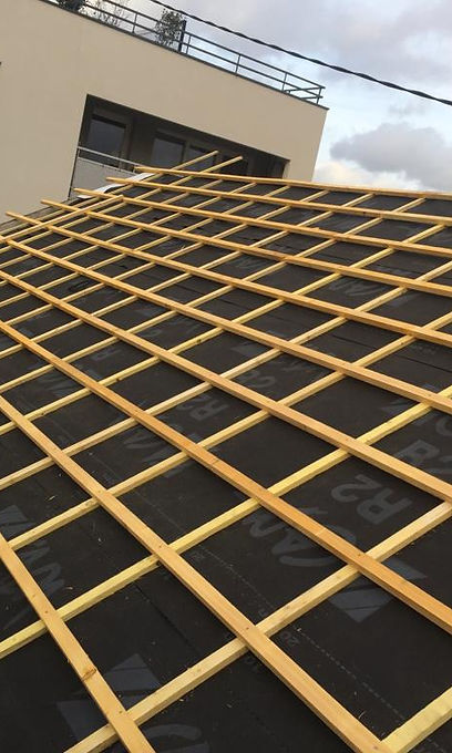 Travaux de charpente à Le Mans réalisés par Toutain Couverture avec remplacement de pièces de bois sur une structure traditionnelle