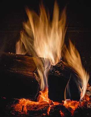 Feu de cheminée en pleine combustion après un débistrage efficace à Clermont-Ferrand. Un conduit propre assure un meilleur tirage et une sécurité optimale.