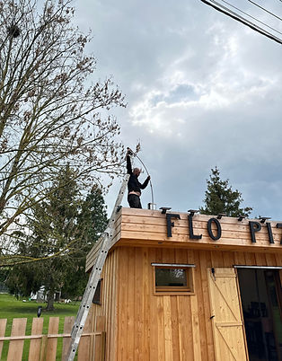 Nettoyage et entretien d’un conduit d’extraction sur le toit d’un restaurant à Clermont-Ferrand. Intervention pour assurer une évacuation efficace des fumées et éviter l’accumulation de graisses.