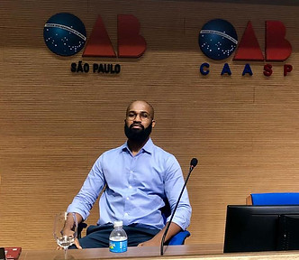 Dr. Felipe Jesus: Advogado confiante com postura profissional e expressão vitoriosa, símbolo de seu sucesso e dedicação.