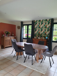 Réagencement et décorations d'une salle salon avec entrée, terracotta, arche, papier géométrique coloré, tasseaux, vert sapin