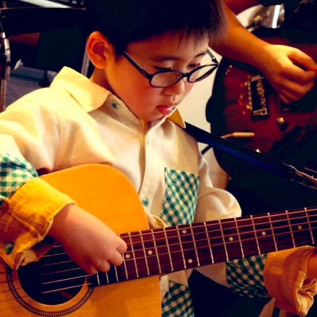 光が丘ギター教室に通う未就学児が発表会でバンドと一緒に演奏しました