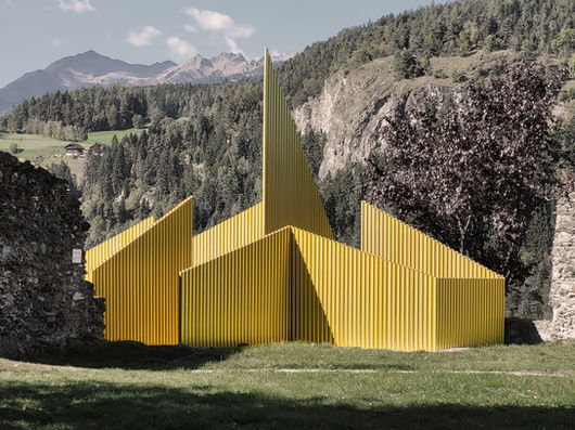 Immer wieder geht die Sonne auf
Kunstinstallation St. Gotthard Kapelle - Schloss Sonnenburg - Castel Badia
SCHWARZENFELD
Raphaela Aurelia Sauer Michael Meraner