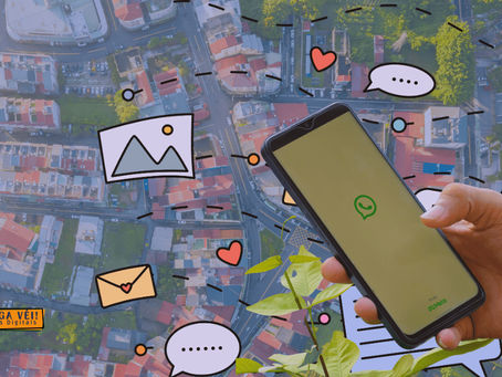 mão segurando o celular cm whatsapp mapa regional de bairro e emojis de mensagem
