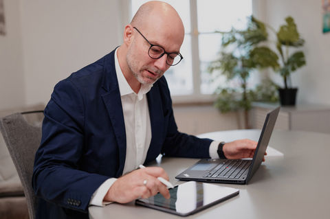 Stephan Krimbacher, am Laptop in seinem Büro in der Maria Theresien Straße 21 in Innsbruck, Berechnungen als Sachverständiger