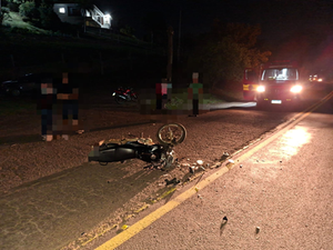 Acidente entre carro e moto deixa duas pessoas feridas