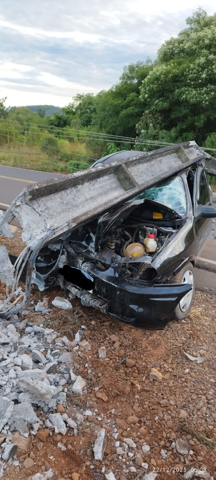 Oeste: carro bate e derruba poste no interior de município