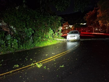 Meio-Oeste: homem bate em três postes e abandona veículo