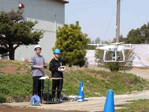 一等無人航空機操縦士の講習を行う講習生とインストラクター