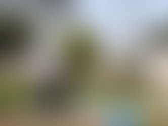 一等無人航空機操縦士の講習を行う講習生とインストラクター