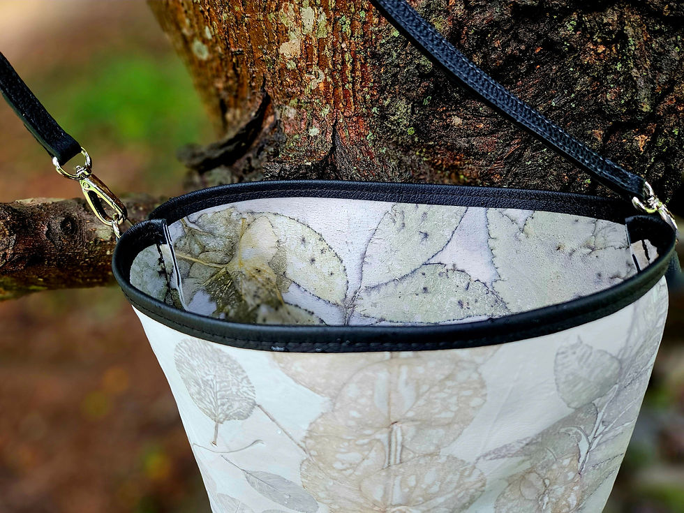Miniatura: Satin White Leather Crossbody Handbag with Black Accents, Beautiful Botanical De