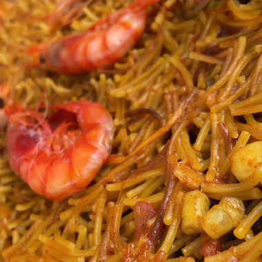 Fideuá con marisco recién hecha, en el restaurante Oryza, tÃpica de la Costa Blanca