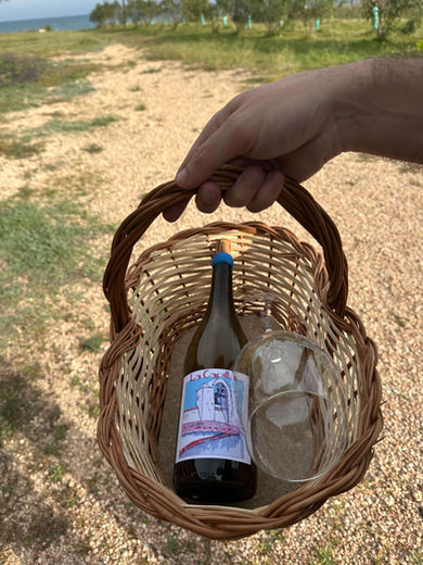 Botella de La Capilla transportada en una cesta de mimbre por el entorno de Ferris