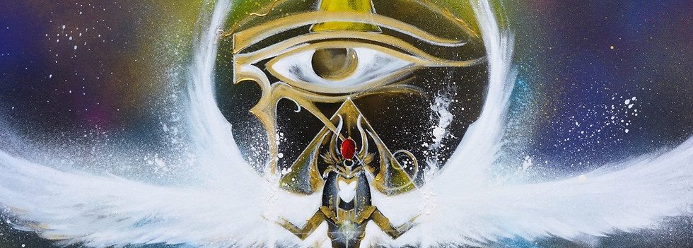 Déesse Isis avec les ailes de lumière déployés avec l'oeil d'Horus au dessus d'elle et la clé de vie Ankh au dessus