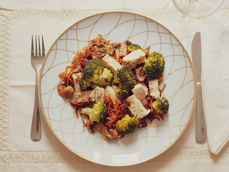 Legumes salteados em vinagre balsâmico com cuscuz e peito de frango