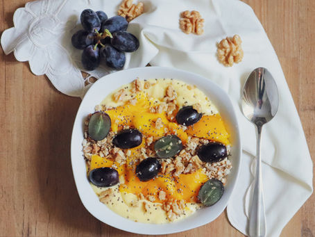 Smoothie bowl de manga com granola e nozes