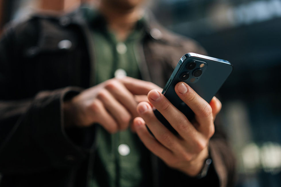 Une personne sur leur téléphone mobile