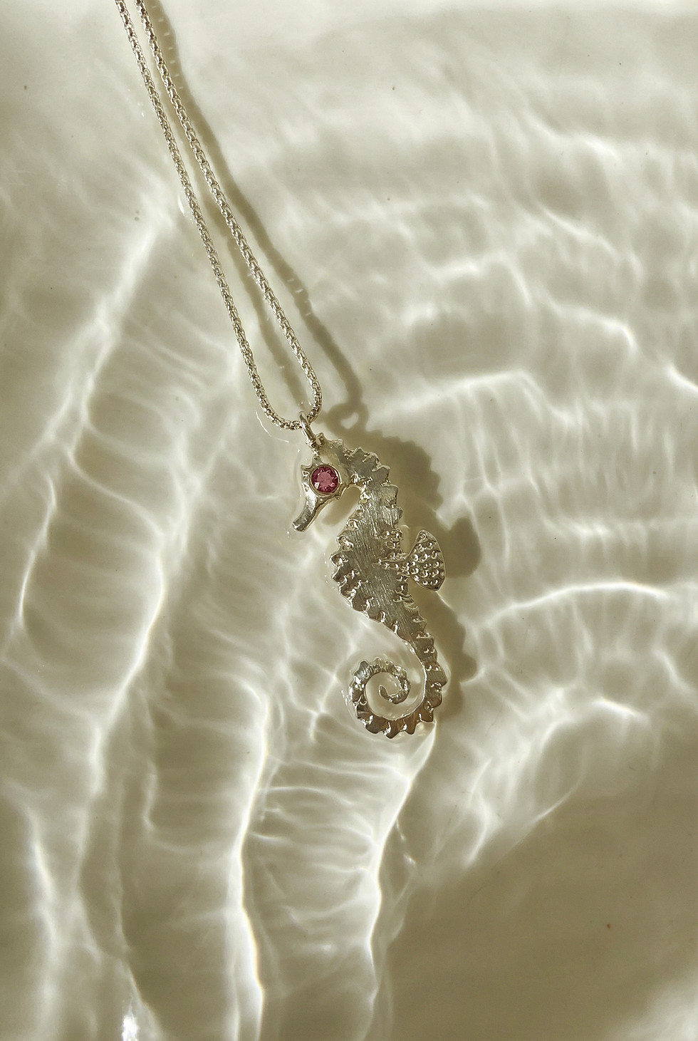 תמונה ממוזערת: SEAHORSE necklace sterling silver/ gold plated