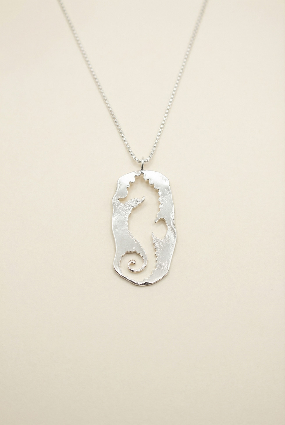 תמונה ממוזערת: NEGATIVE SEAHORSE necklace 14K gold