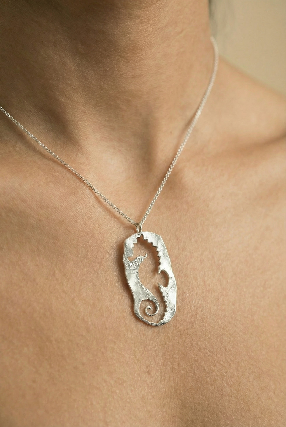 תמונה ממוזערת: NEGATIVE SEAHORSE necklace 14K gold