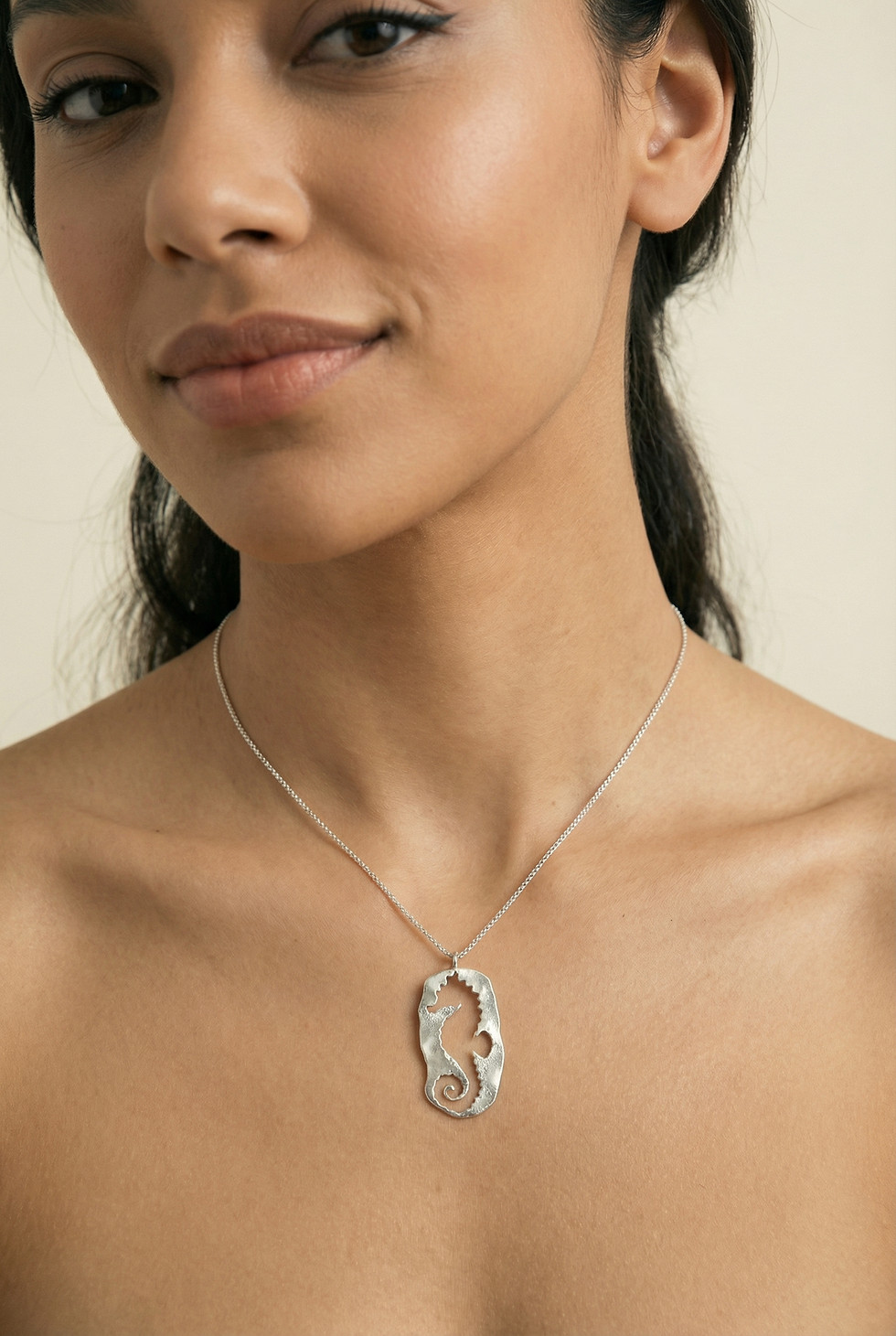 תמונה ממוזערת: NEGATIVE SEAHORSE necklace 14K gold