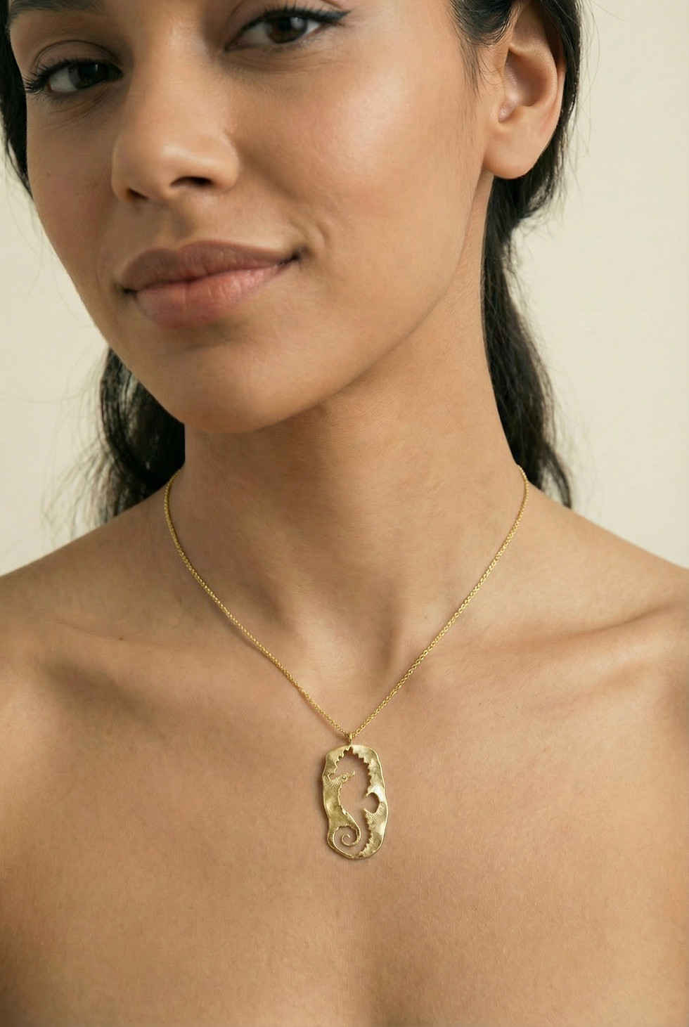 תמונה ממוזערת: NEGATIVE SEAHORSE necklace 14K gold