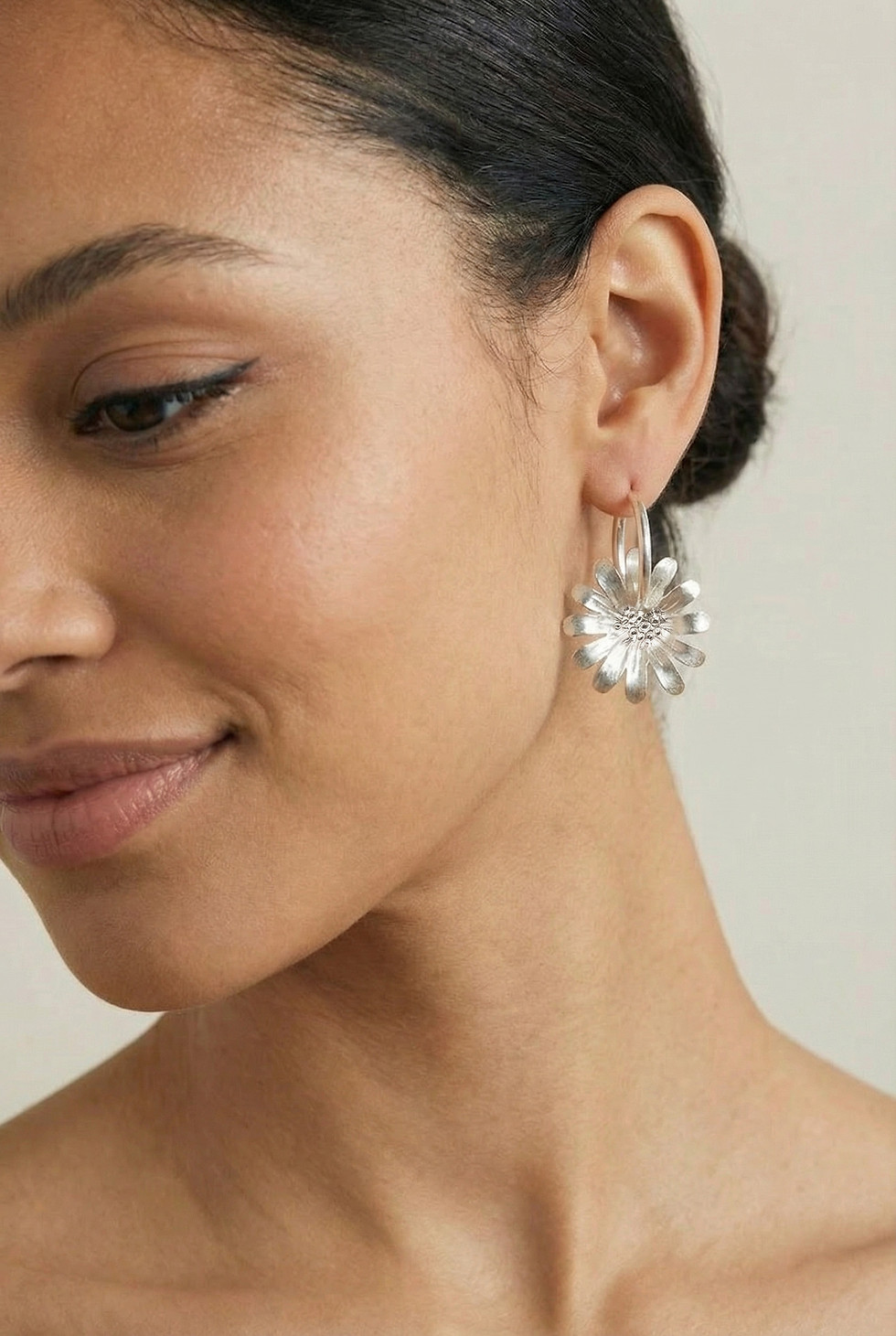 תמונה ממוזערת: DAISY L hoop earrings 14K gold