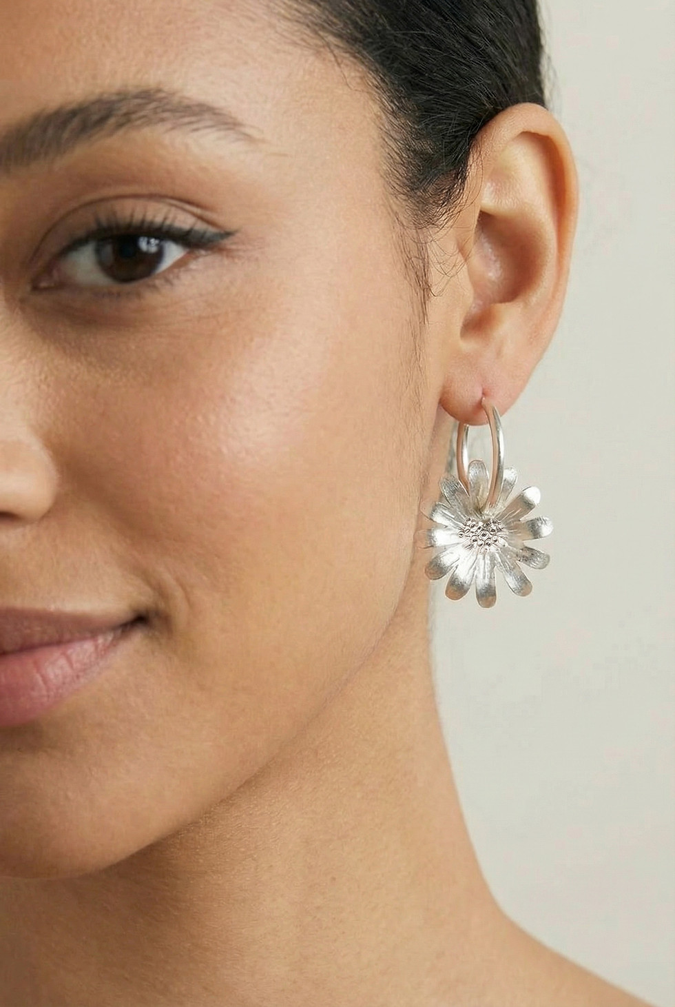 תמונה ממוזערת: DAISY L hoop earrings 14K gold
