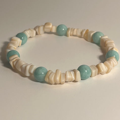 Shell bracelet with semi-precious stones