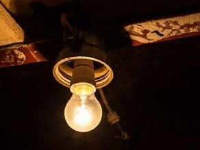 Conta de energia sobe R$ 600 reais, consumidora tem luz cortada, vai à Justiça e recebe indenização