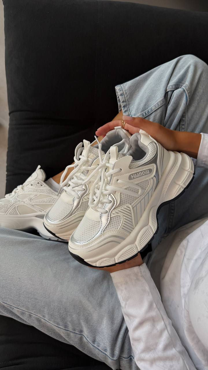 Жіночі кросівки білого кольору