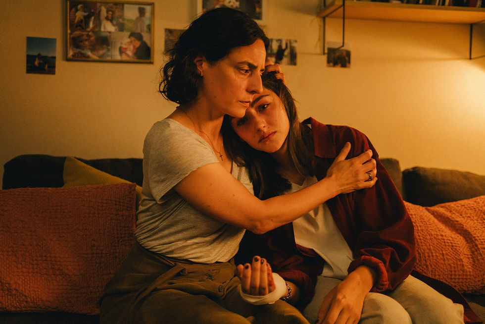 Photo 2 2_Szenenfoto_KeyVisual2_Gabriele_Brigitte_Urhausen_umarmt_ihre_verletzte_Tochter_M.jpg