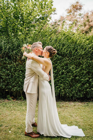 Emotionale Umarmung des Brautpaars im Grünen – Hochzeitsfotograf Düsseldorf Yvonne Miss