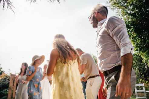 Hochzeitsfotograf Düsseldorf Hochzeitsparty Garten im Boho Stil Tanzfläche