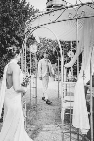 Schwarzweißmoment bei der Trauung im Pavillon – Hochzeitsfotograf Düsseldorf Yvonne Miss
