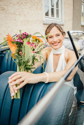 Lachende Braut im Oldtimer – Hochzeitsfotograf Düsseldorf Yvonne Miss