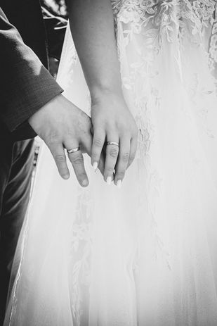 Kupferhof Rosental Hände mit Eheringen von Hochzeitsfotograf Duesseldorf Yvonne Miss