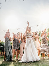 Hochzeitsreportage Düsseldorf Gartenparty Boho Hochzeit Braut tanzt