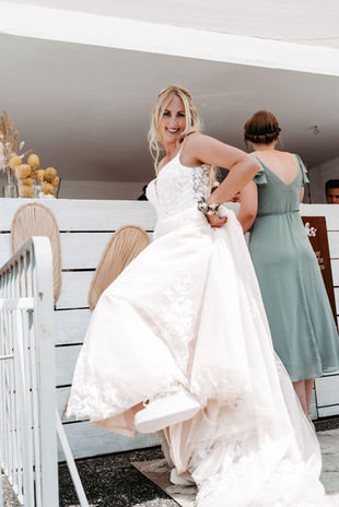 Hochzeitsparty Garten im Boho Stil Braut an Bar aus Europaletten von Hochzeitsfotograf