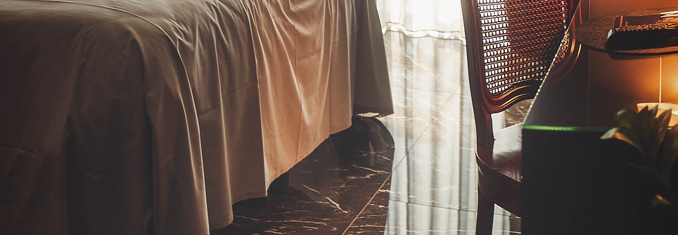 Hotel Deville stanza con letto bianco e pavimento in ceramica