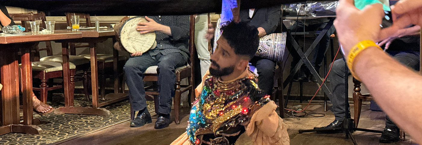 Bailarina de tanoura actúa bajo una tela giratoria