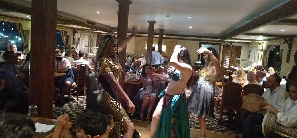 Dançarinas do ventre se apresentam durante jantar no cruzeiro do Nilo