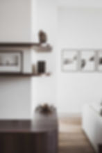 Minimalist living room with custom walnut shelving – salon minimaliste étagères noyer Deauville Norm