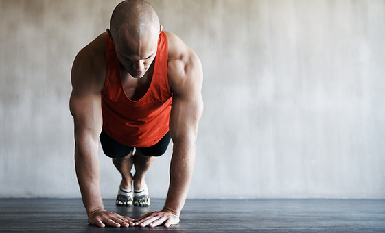 Mann macht Pushup