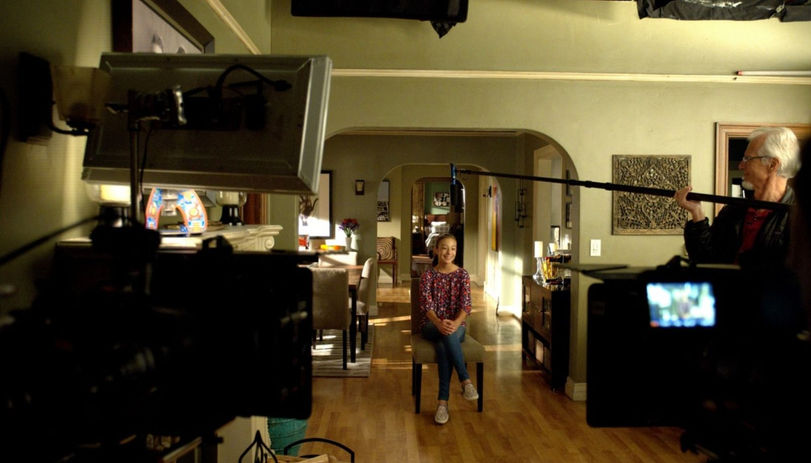 1653297935-47_modern_family_10_behind_the_scenes_.jpeg