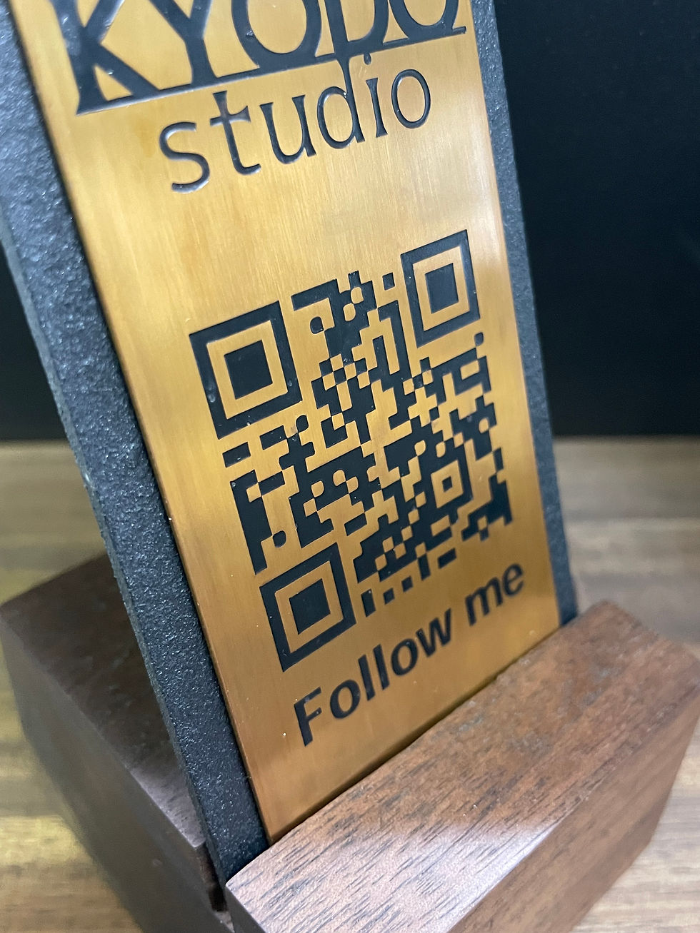 サムネイル： 卓上サイン Brass Monument、真鍮ビンテージ加工とウォールナット材のSNS QRコードスタンド