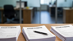 Wnioski o kredyt hipoteczny na biurku doradcy we Wrocławiu