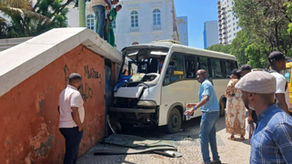 AUTOCARRO ESCOLAR PERDE TRAVÕES E EMBATE NO GPL: UM FERIDO EM ESTADO GRAVE EM LUANDA